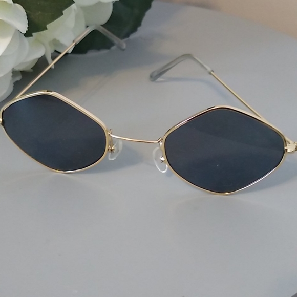 Accessories - 💜 Sunglasses gold frame